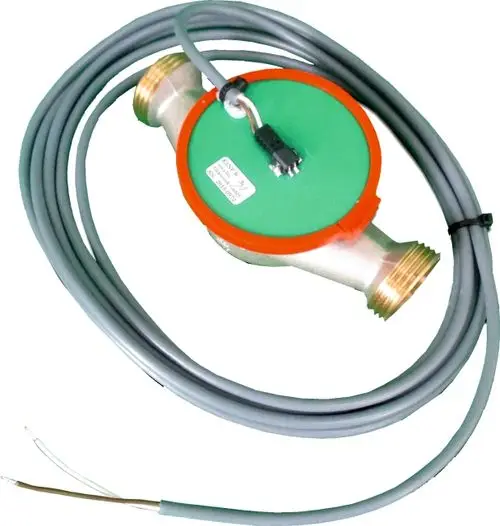 Einstrahlzähler in Metallausführung mit grüner Abdeckung und Kabel. Verwendbar für die Messung von Wasserverbrauch, hergestellt von Wolf.